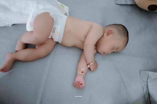 安宁怎样教宝宝爬